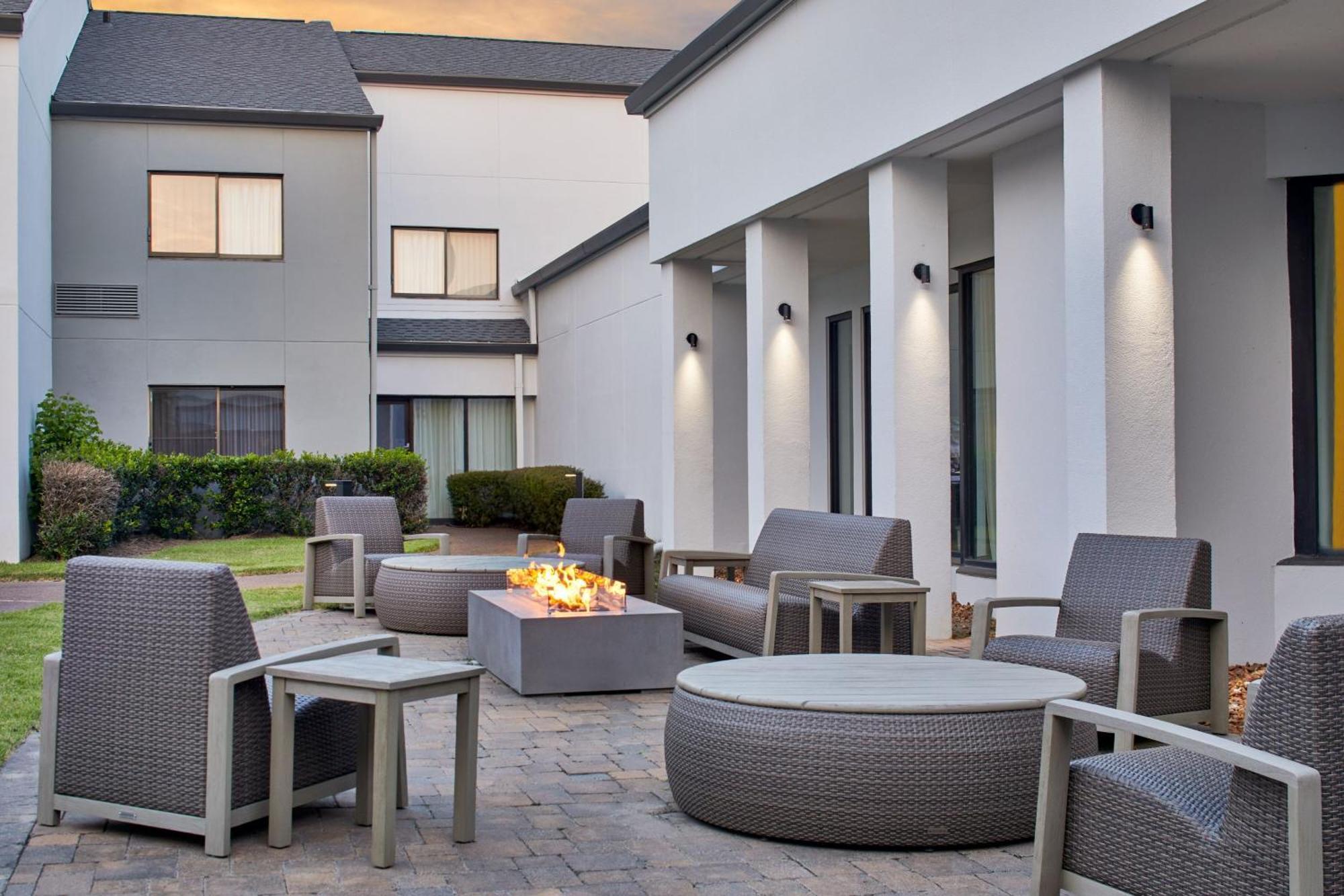 Courtyard By Marriott Memphis Airport Hotel Buitenkant foto